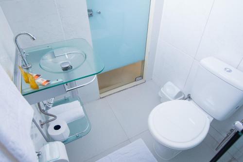 马卡帕ROYAL Hotel & Gastronomia的浴室配有白色卫生间和盥洗盆。