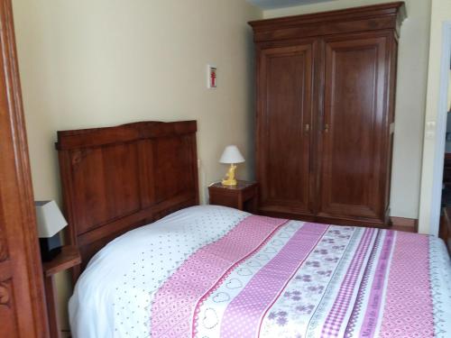 马雷讷Forestier的一间卧室配有一张大床和一个木制橱柜