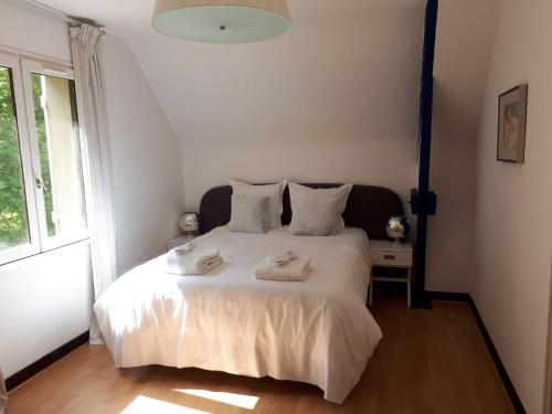 Lassay-sur-CroisneDomaine Providence的卧室配有白色的床和2条毛巾