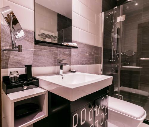 库马西Oak Plaza Suites的浴室配有白色水槽和卫生间。