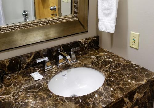 道森市道森城韦斯特马克酒店的一间带水槽和镜子的浴室