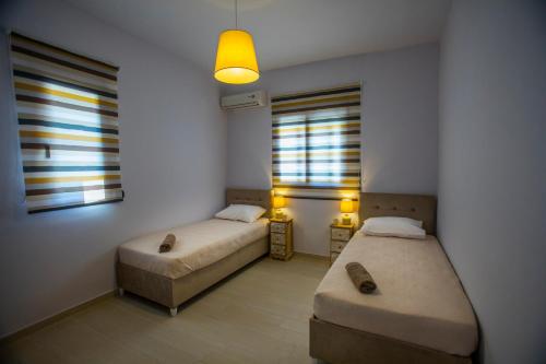 KhavdhátaVilla Villekula的小房间设有两张床和窗户