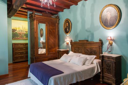 Santa Cristina de Cobres拉腊什乡村民宿的一间设有床铺的卧室,位于一间拥有蓝色墙壁的房间