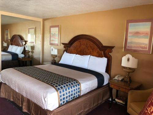 奥德萨维拉韦斯特酒店的酒店客房带一张大床和一把椅子