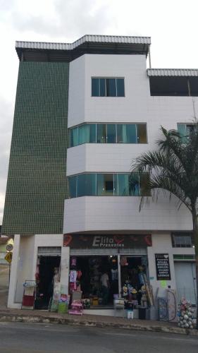 迪维诺波利斯Pousada Elita的前面有商店的建筑