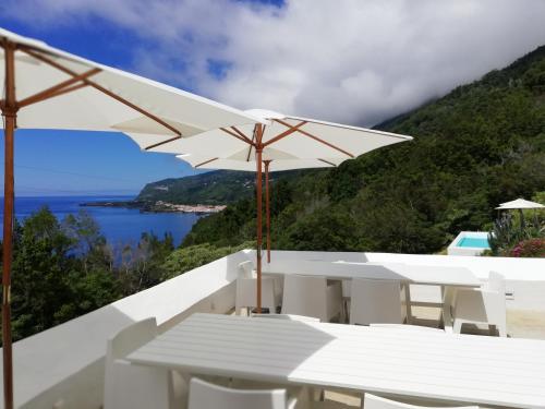 Pontas NegrasCasas de Incensos - TER -TA的白色的桌椅,享有海景