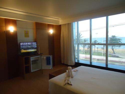 维多利亚米努亚诺酒店的酒店客房设有一张床和一个大窗户