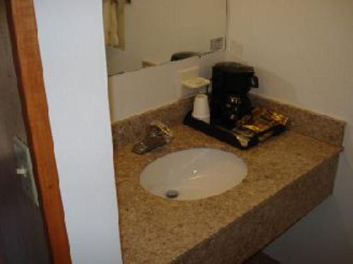 纽波特Harbor Base Inn的客房内的盥洗盆浴室台面