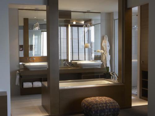 卡尔加里卡尔加里吉门酒店的浴室设有2个水槽和镜子