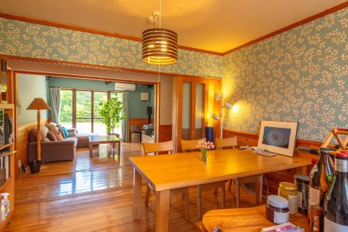 武雄市分享创意住宿阿多诺安乡村民宿的客厅配有桌子和沙发