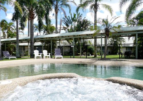 巴利纳巴利纳拜伦岛民度假村和会议中心汽车旅馆的一座大楼前的游泳池,带喷泉