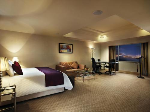 云顶高原云顶名胜世界 - 云顶大酒店的酒店客房配有一张沙发和一张书桌