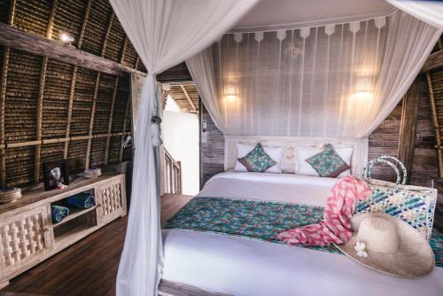 蓝梦岛梦幻海滩小屋假日公园的一间卧室配有一张带秋千的床