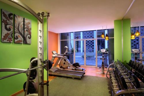 登巴萨巴厘岛登巴萨宜必思尚品酒店的健身室,健身房设有绿色墙壁