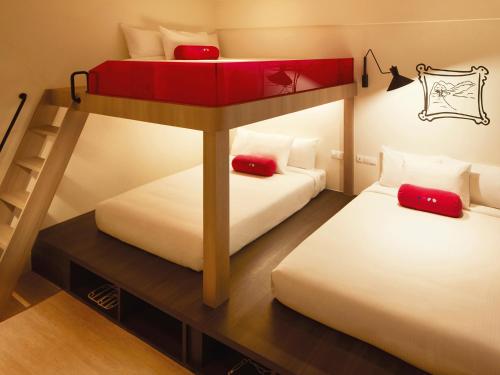 云顶高原Resorts World Genting - Genting SkyWorlds Hotel的双层床间内的两张床
