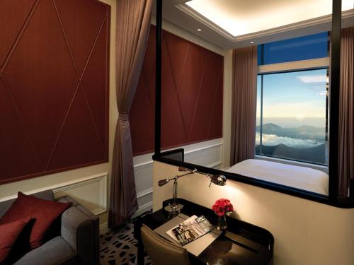 云顶高原云顶名胜世界 - 康乐福酒店的客房设有窗户、沙发和桌子。