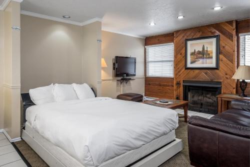 帕克城Sweetwater Lift Lodge的卧室配有白色的床和壁炉