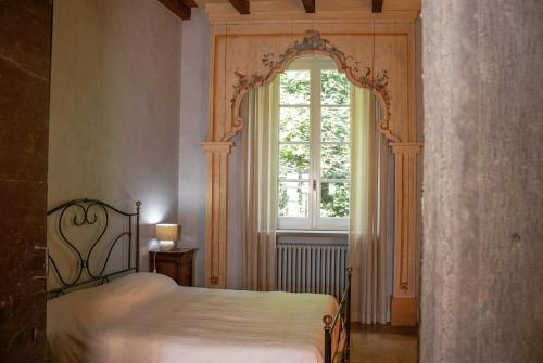B&B Dimora Delle Donnole Bergamo Alta客房内的一张或多张床位