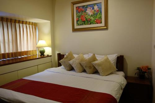 曼谷微笑酒店的一间卧室配有一张壁画床