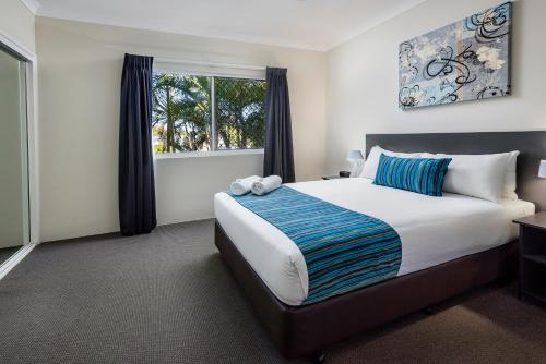 赫维湾海滩汽车旅馆客房内的一张或多张床位