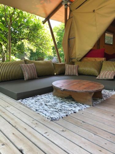 契拉勒Campo Portakal Eco Glamping的甲板上的沙发及咖啡桌