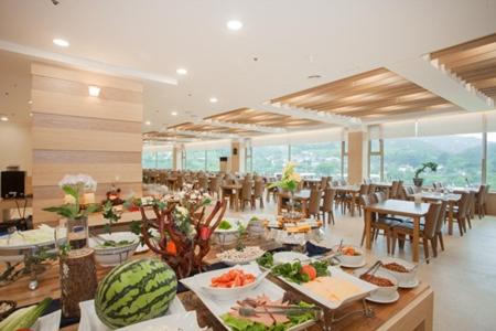 南原市Jiri Mountain Ilsung Condo的一间带桌椅的用餐室和一间自助餐厅