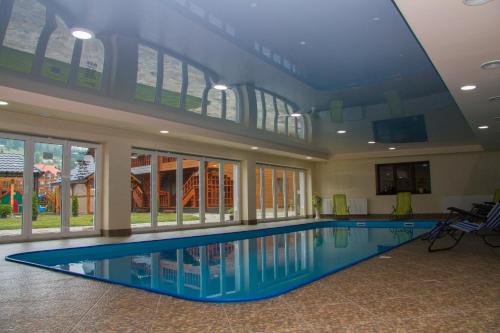 布克维Family Hotel Cascad的一座带天花板的大型游泳池
