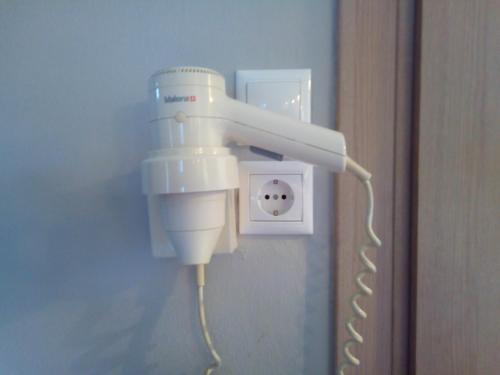 雅典萨皮恩酒店的吹风机插在灯开关里