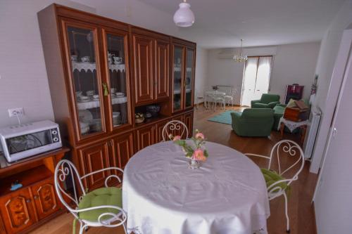 阿尔盖罗S'Alighera Guest House的一间用餐室,在房间内配有桌椅