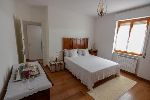 阿尔盖罗S'Alighera Guest House的一间卧室配有一张床和一张桌子