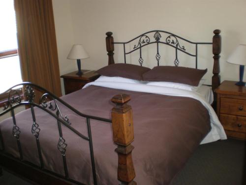 高勒The Palms的一间卧室设有一张大床和两个床头柜