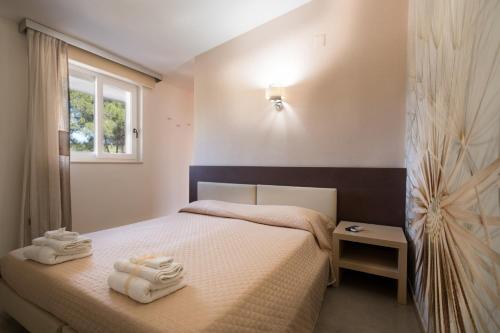 马萨夫拉纳考尔住宿加早餐旅馆的一间卧室配有带毛巾的床