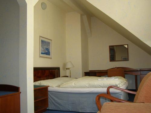 阿斯歌德酒店的卧室位于客房的角落,配有一张床