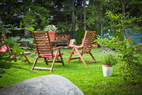 蒂蒂湖-新城希尔瓦尔德酒店的草上一组椅子和一张桌子