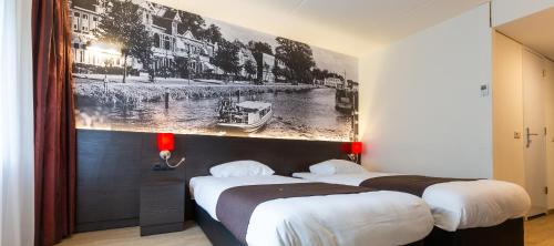 赖斯韦克哈赫/赖斯韦克巴斯蒂欧酒店 的两张位于酒店客房的床,墙上挂着照片