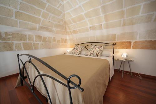 曼杜里亚La Buona Creanza的砖墙房间的一个床位