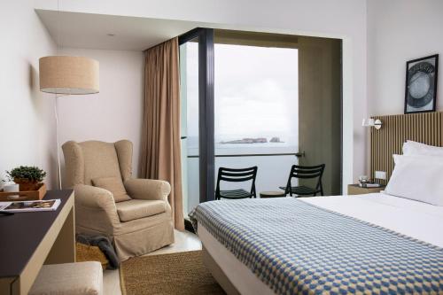 萨格里什梅莫贝里拉精品酒店的酒店的客房 - 带一张床、椅子和窗户