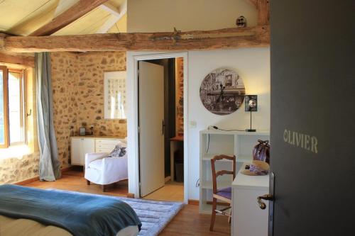 Saint-Avit-Rivière利昂高住宿加早餐酒店的一间卧室配有一张床和一张书桌