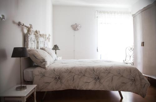 贝卢诺Appartamenti Mori的一间卧室设有一张床和一个窗口