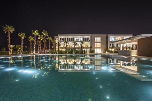 布兹尼盖The View Bouznika的一座游泳池,在晚上在建筑物前