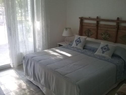 卡洛福泰Villa Biancaluna的一间卧室设有一张大床和一个窗户。