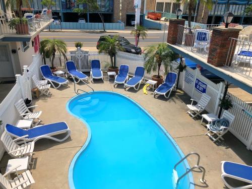 怀尔德伍德Sea Kist Motel的享有带躺椅和四面 ⁇ 的游泳池的上方景致。