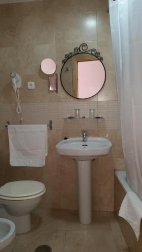 阿尔姆尼卡Hotel SAN SEBASTIAN Almuñécar的一间带水槽、卫生间和镜子的浴室
