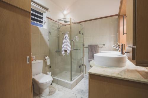 塔马兰Villa Bayswater的带淋浴、卫生间和盥洗盆的浴室