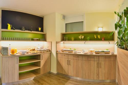 纽伦堡花园酒店的厨房配有带食物的木柜