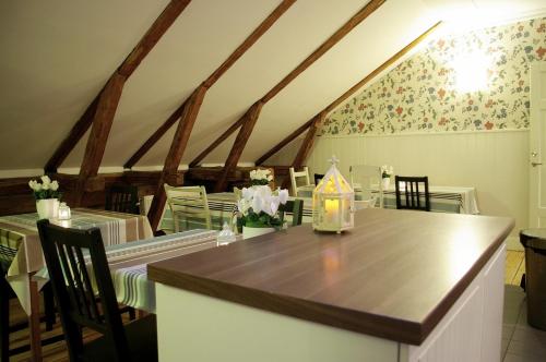 乌普萨拉宫桑斯托格酒店的一间带桌椅的用餐室和一间带天花板的房间