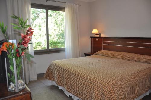 瓜伊马延Hotel Savoia Mendoza的酒店客房设有床和窗户。