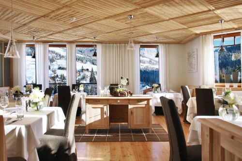 拉维拉拉梅君酒店的用餐室设有桌椅和窗户。