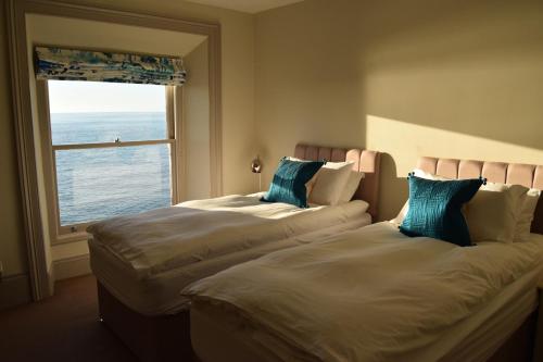 阿伯里斯特威斯阿维尔莫尔假日公寓的配有窗户的酒店客房内的两张床