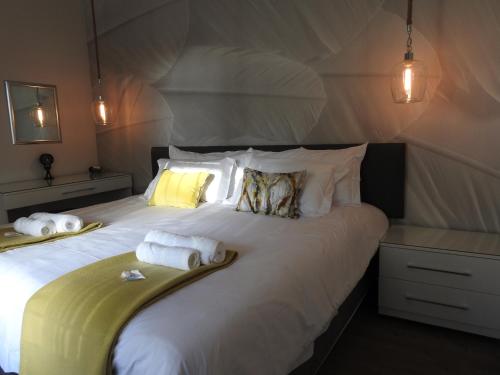奥茨胡恩费瑟贝德酒店 - 奥茨胡恩的卧室配有带毛巾的大型白色床